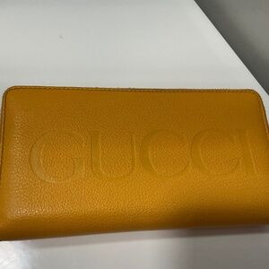Gucci pebbled leather zippy wallet